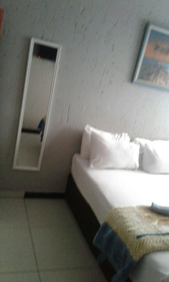 Royal Crown Guesthouse ヨハネスブルグ エクステリア 写真