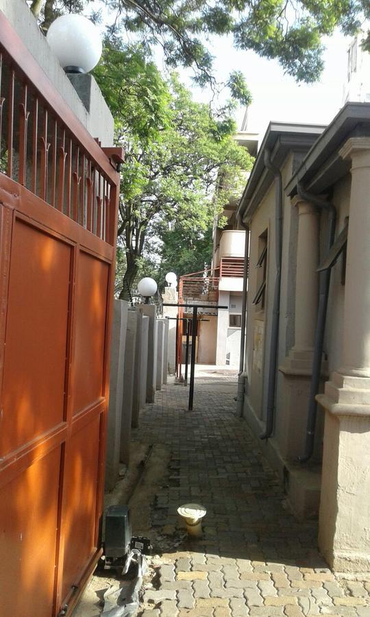 Royal Crown Guesthouse ヨハネスブルグ エクステリア 写真